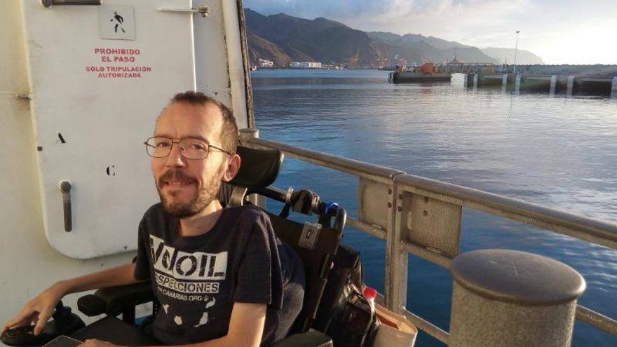 Pablo Echenique en Canarias "Aquí, con los contenedores de Cañete", dice en su Facebook