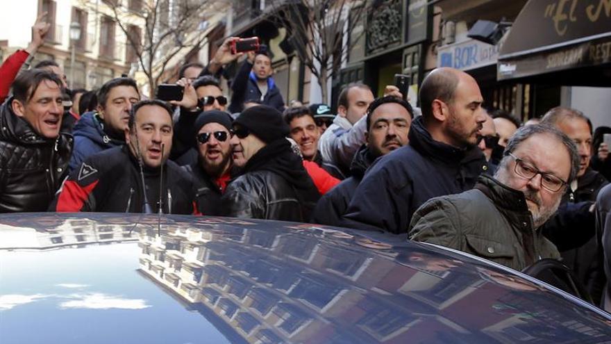 Policías municipales insultan a Barbero y golpean su coche tras una protesta
