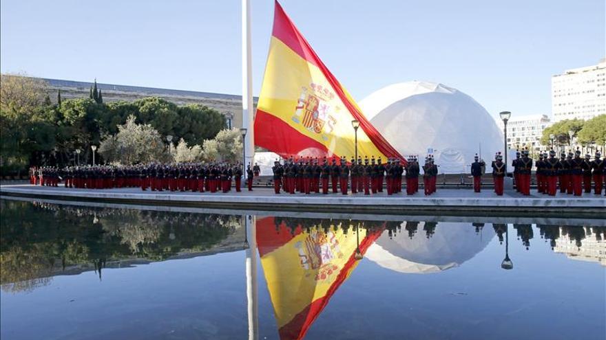 Posada y García Escudero presiden el izado de la bandera en la plaza de Colón