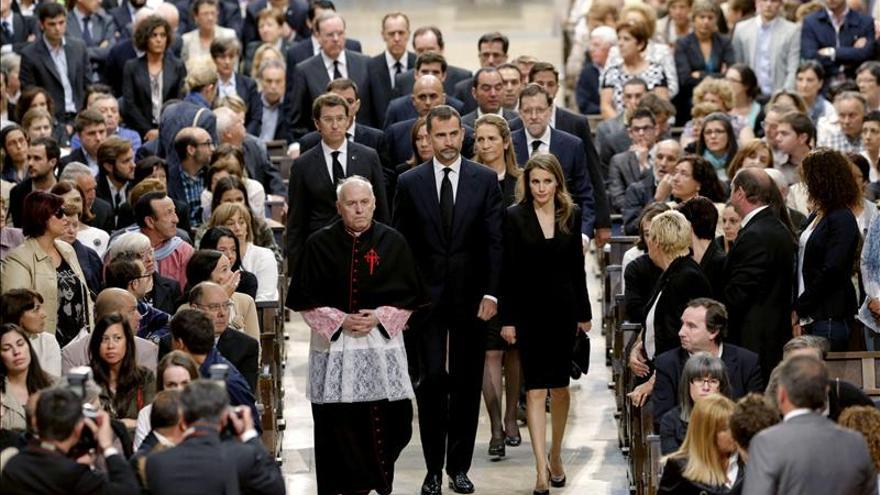 Los Príncipes presiden en Santiago un emotivo funeral por las víctimas del tren