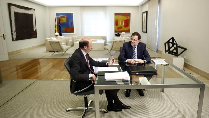 Rajoy y Rubalcaba se limitan a ratificar el acuerdo sobre la UE y a diálogar sobre reforma de las AAPP