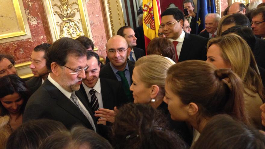 Rajoy en los corrillos durante la celebración del día de la Constitución en el Congreso / G.C.