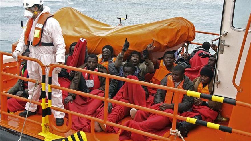 Rescatados trece inmigrantes que cruzaban el Estrecho en barcas de juguete