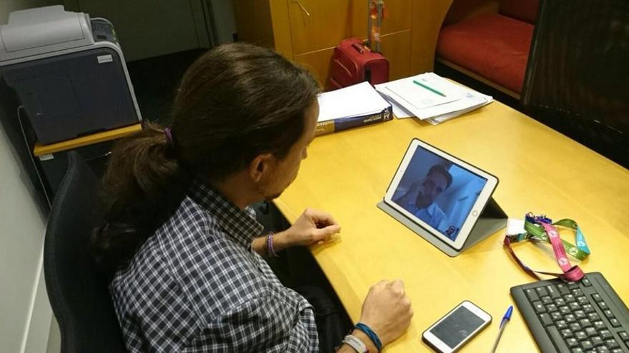 Reunión de Pablo Iglesias con Hervé Falciani por videoconferencia. Foto compartida en Twitter por Iñigo Errejón (@ierrejon)