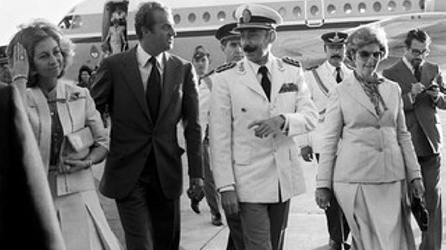 Los Reyes reciben al dictador argentino Videla.