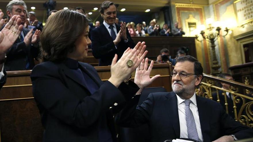 Mariano Rajoy recibe el aplauso de su grupo parlamentario su discurso durante el debate de investidura de Pedro Sánchez. 