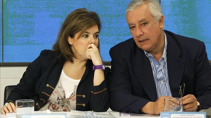 Sáenz de Santamaría dice que ha llegado la hora del "sacrificio" de los políticos
