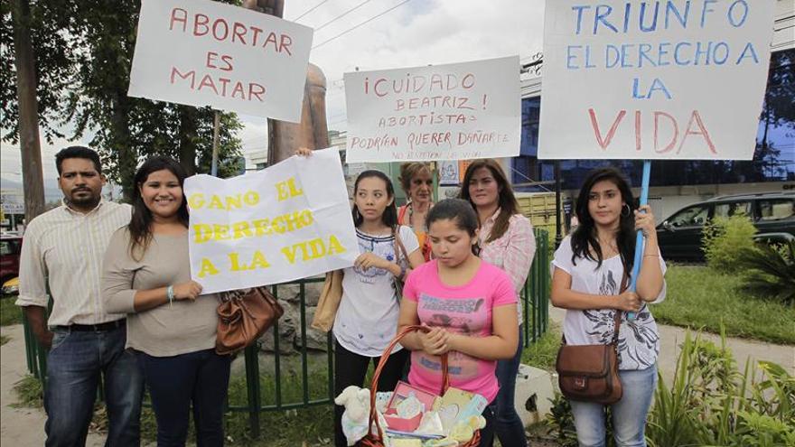 Salvadoreña que había pedido abortar dio a luz por cesárea pero la bebé murió