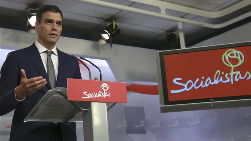 Sánchez pide a Rajoy "hacer política" además de defender la ley en Cataluña