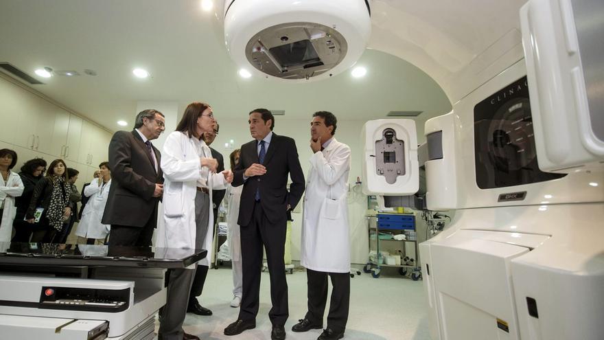 El consejero de Sanidad de Castila y León, Antonio María Sáez, junto al gerente del hospital de Burgos, Miguel Angel Ortiz durante una visita a las instalaciones del Hospital Universitario de Burgos en 2013 / EFE