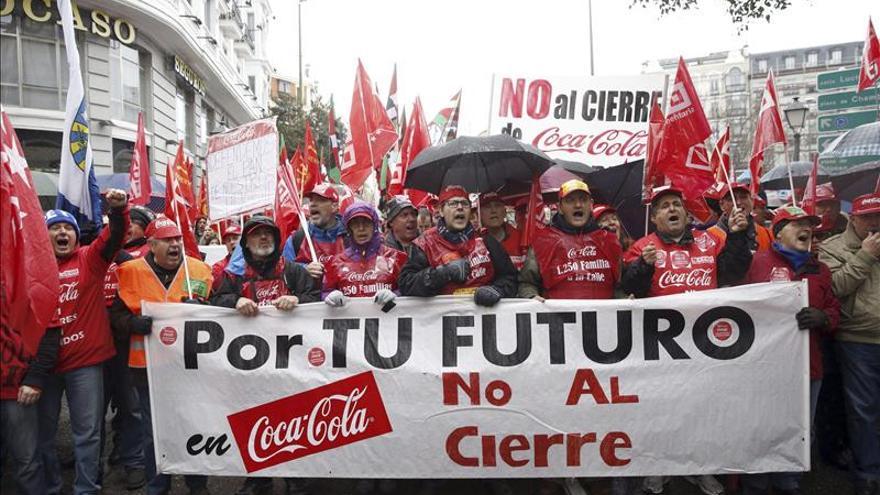 Trabajadores de Coca-Cola protestan contra el ERE cerca del Congreso