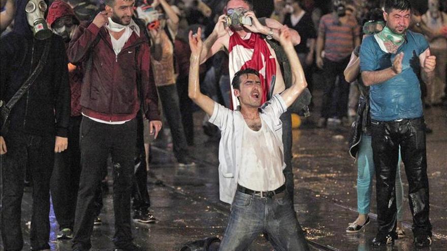 Turquía vive una larga noche de enfrentamientos tras el desalojo de Gezi