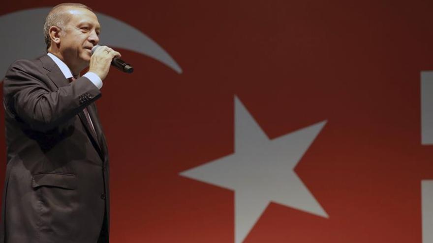 Turquía suspende a 15.000 funcionarios del Ministerio de Educación