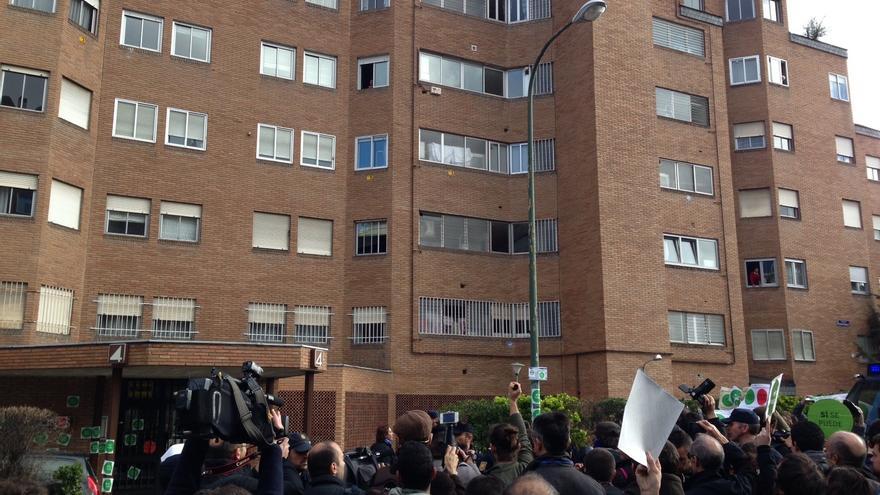 Un centenar de activistas antidesahucio protagonizan un 'escrache' en la casa de la diputada del PP Rodríguez Salmones