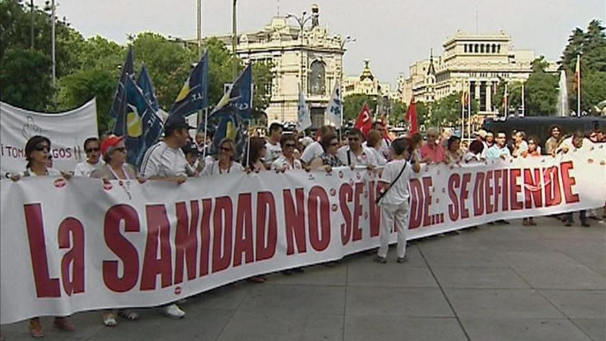 Una nueva 'marea blanca' desfila en Madrid por la sanidad pública