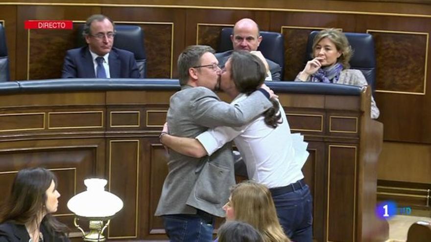 El beso en la boca entre Pablo Iglesias y Xavier Domènech 