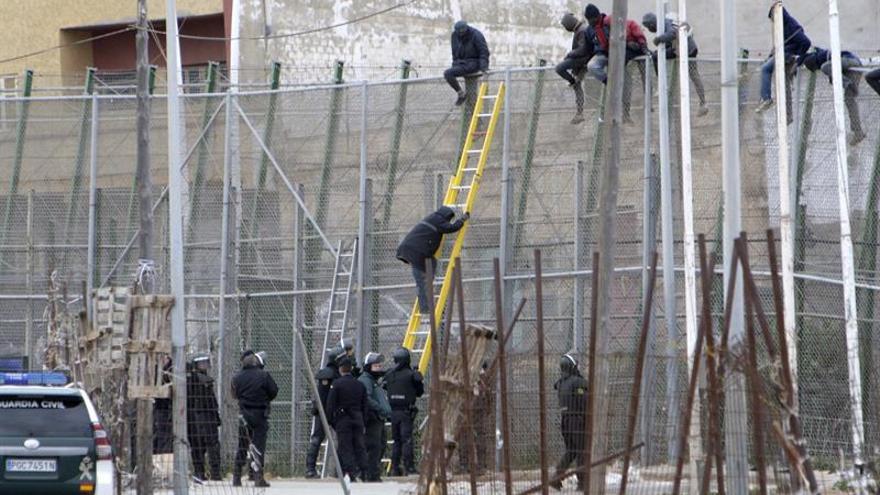 Un centenar de inmigrantes intentan saltar la valla de Melilla