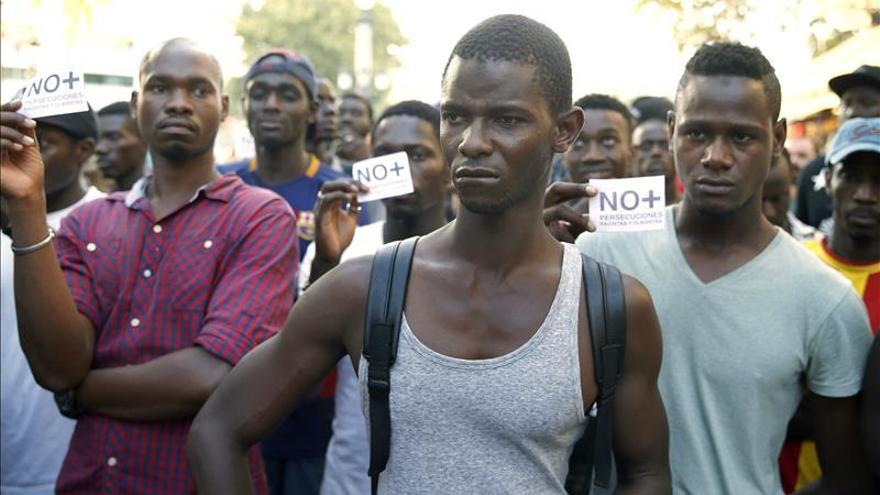 Un centenar de senegaleses se manifiestan por las calles de Salou