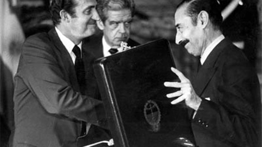El dictador argentino Videla entrega una placa al rey Juan Carlos