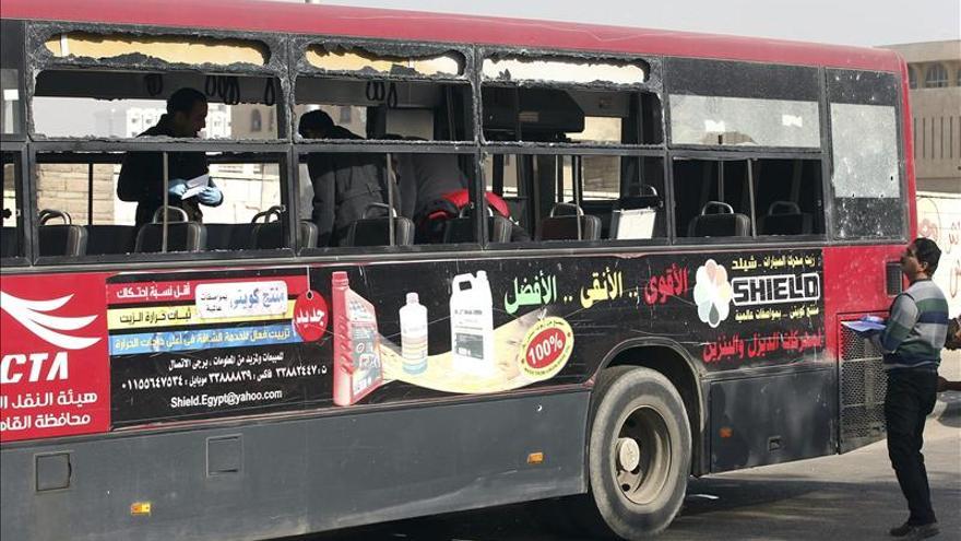 Al menos cinco heridos en un atentado contra un autobús en El Cairo
