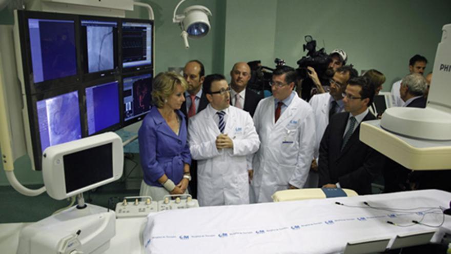 La ex presidenta de Madrid, Esperanza Aguirre, en la inauguración del hospital de Torrejón de Ardoz (Madrid) junto al consejero de Sanidad, Fernández-Lasquetty..