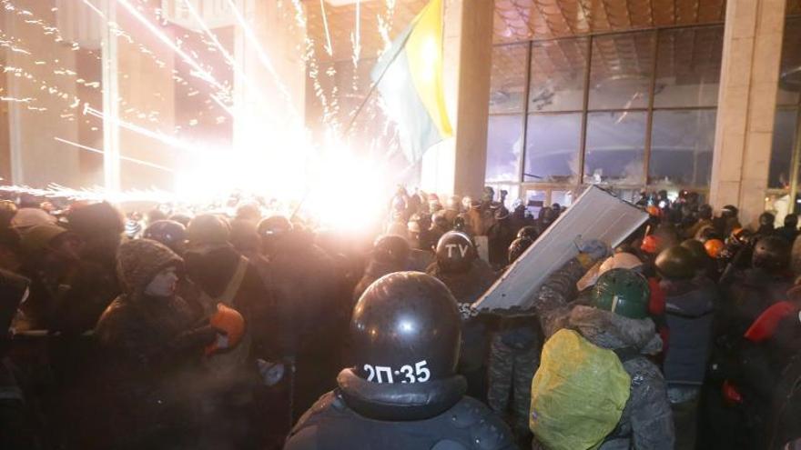 Los manifestantes ucranianos permitieron la salida de los policías asediados en Kiev