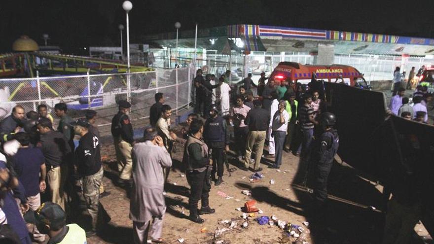 Al menos 63 muertos y 290 heridos en un atentado suicida en un parque en Pakistán