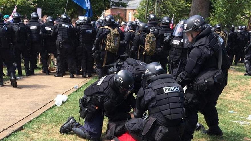 La policía detiene a un manifestante en la marcha supremacista de EEUU.