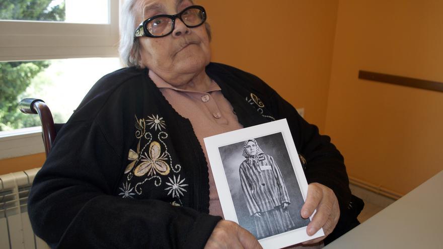 70 años después, Neus posa con su foto