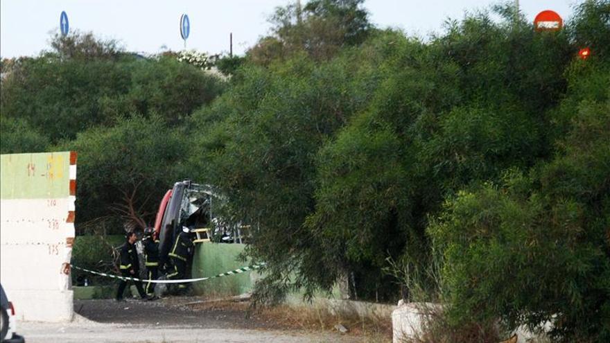 El número de heridos al volcar un autobús en Alicante se eleva a 38