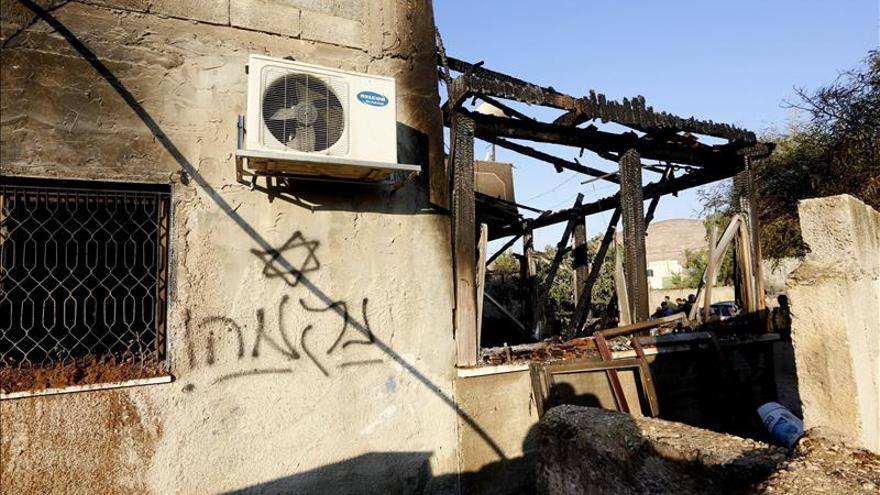 Imagen de un grafiti en hebreo con el mensaje "venganza" pintado sobre una pared de la casa que fue objeto de un incendio provocado por colonos judíos en la población palestina de Douma, en Cisjordania. / Efe.