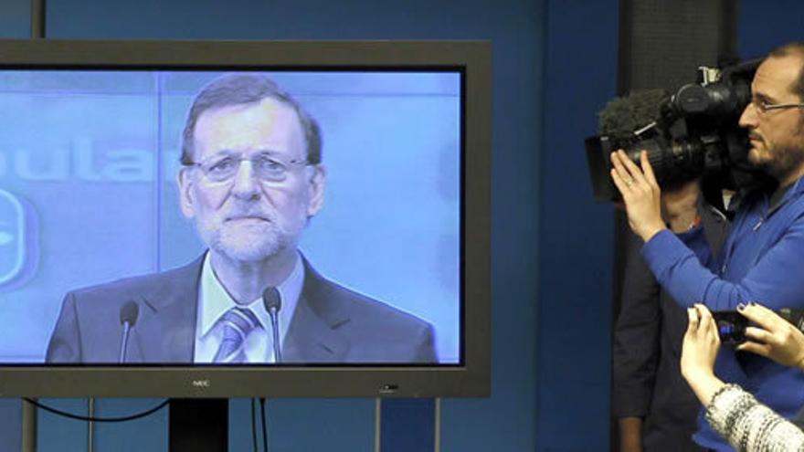 Los periodistas tienen que seguir el discurso de Rajoy desde la sala de prensa. El presidente no acepta preguntas. Foto: J.J. Guillén / EFE.