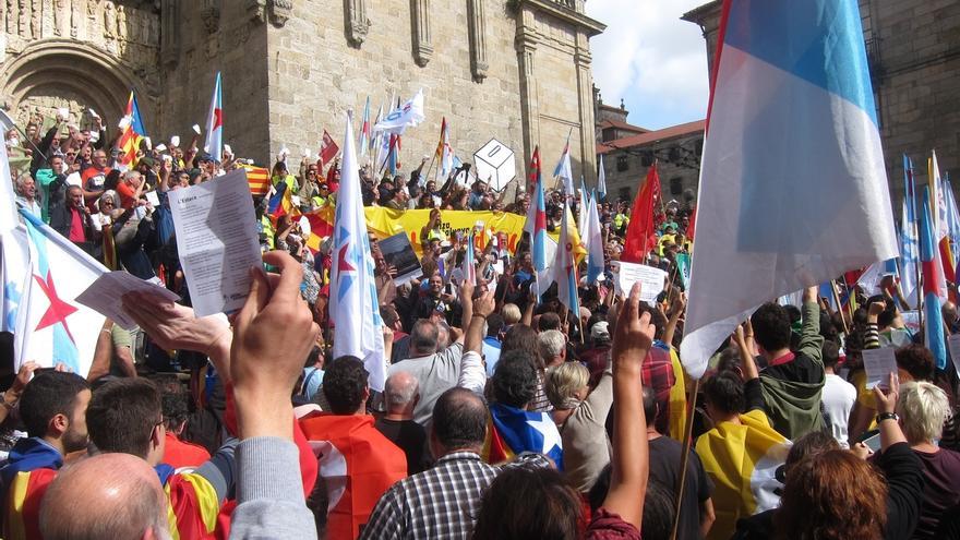 Más de 3.000 personas se manifiestan en Santiago en apoyo al referéndum catalán al grito de "votarán"
