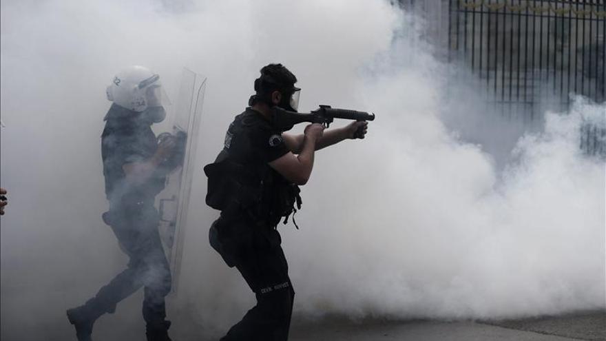 La policía controla la plaza de Taksim de Estambul, tras entrar a la fuerza