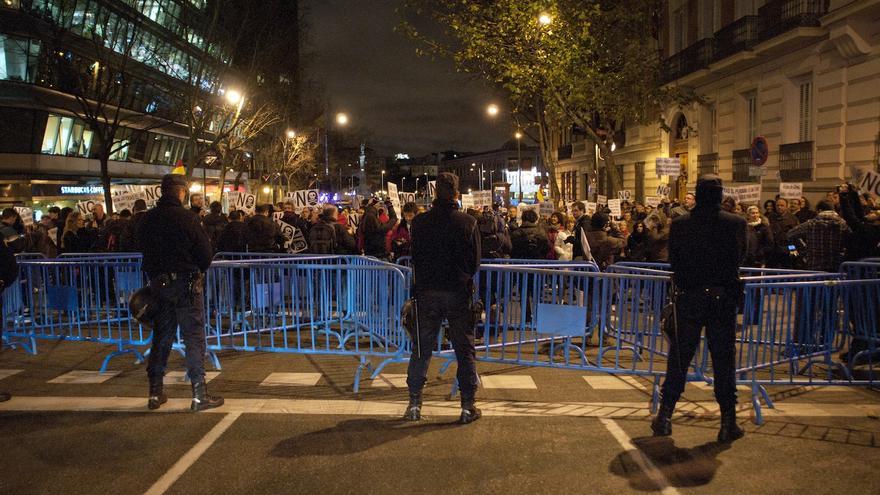Un fuerte cordón policial en Colón impide el paso a la calle Génova / Álvaro Minguito