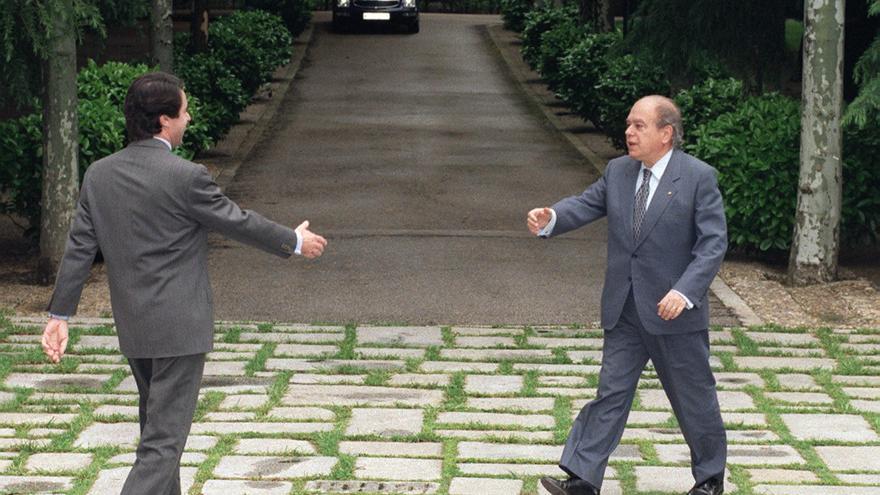 El presidente del Gobierno, Jose María Aznar, recibió en el Palacio de la Moncloa al presidente de la Generalitat, Jordi Pujol, con quien también almorzó, en el primer encuentro entre ambos líderes políticos desde que ratificaron el acuerdo de colaboración PP-CIU. 18-5-1996.