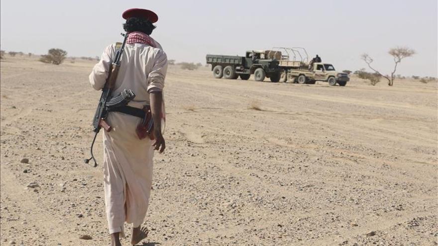 Los rebeldes hutíes lanzan un misil contra un campamento militar en el sur saudí