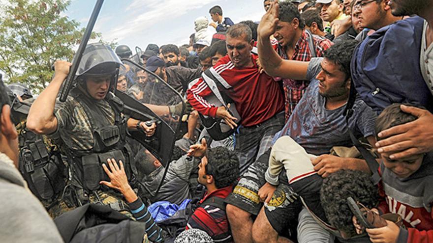 Policía macedonio intimida a grupo de refugiado