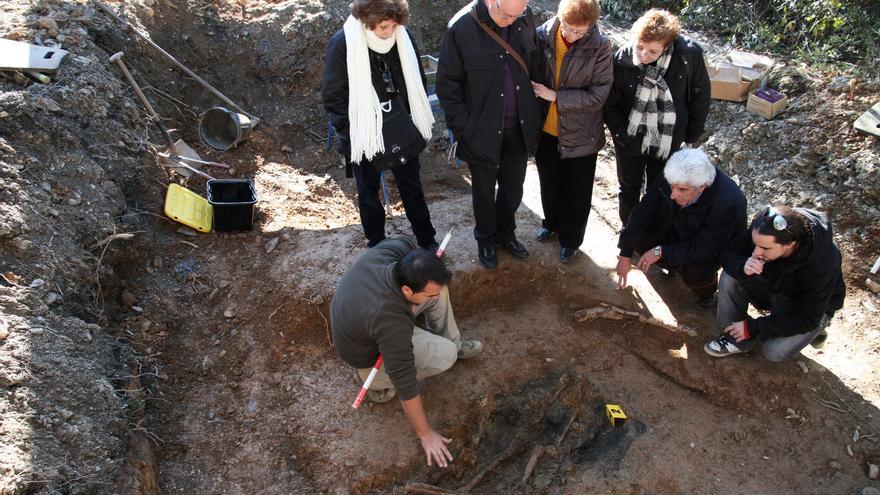 En la excavación de la aldea de El Álamo (Madroño, Sevilla) se exhumaron en 2011 los cuerpos de dos mineros fusilados 73 años atrás. Foto: ARMH.