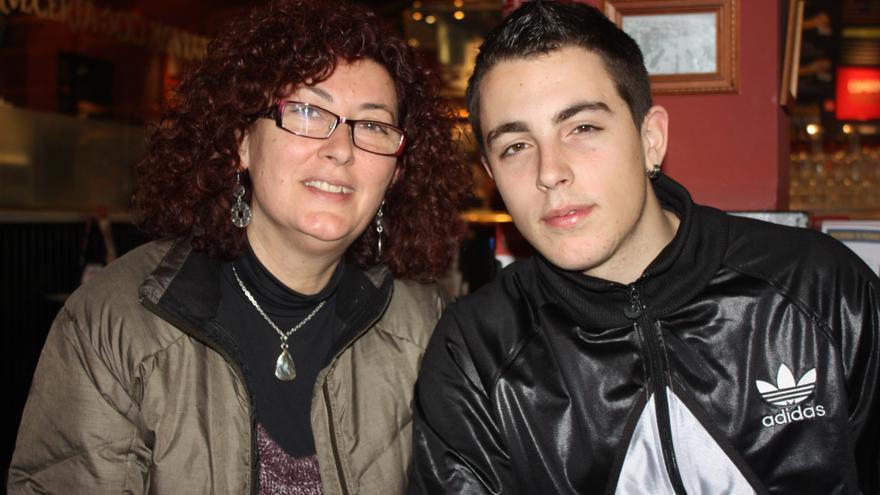 Alfonso Fernández, "Alfon", con su madre, Elena Ortega, en una cafetería de Vallecas (Foto: Olga Rodríguez)