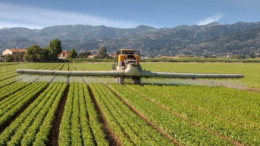 Aplicación de herbicida en cultivos.