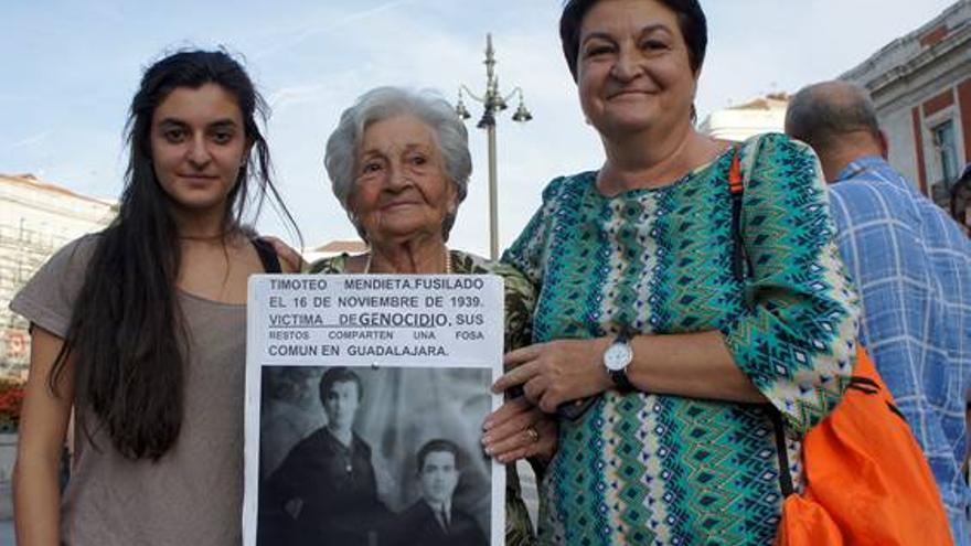 Ascención Mendieta, una de las querellantes, su hija y su nieta en una manifestación. 