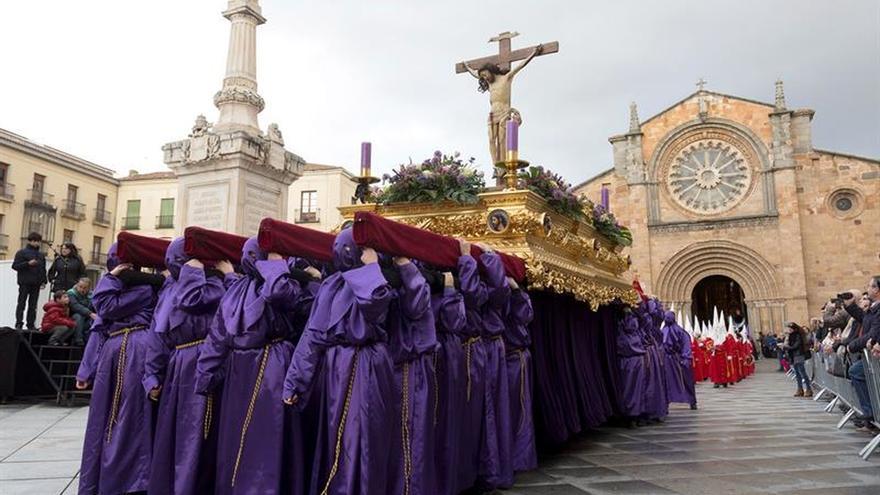 Ávila vive su procesión más joven y estudiantil