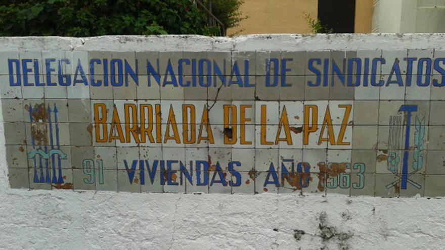 Azulejo alusivo que perdura en las calles de Coria del Río (Sevilla).