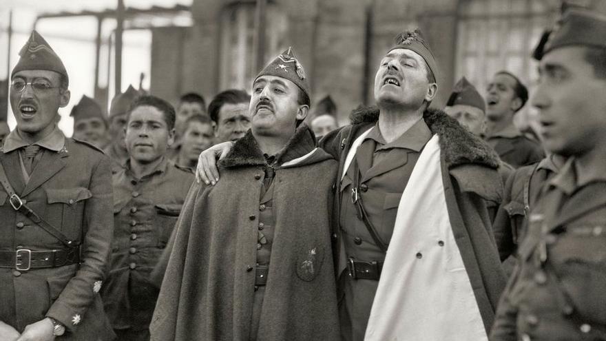Bartolomé Ros: "Francisco Franco y Millán Astray abrazados mientras entonan cánticos legionarios. Cuartel de Dar Riffien". Fotografía de 1926.
