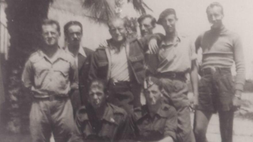 Delmer Berg (de pie, segundo por la derecha) junto a otros compañeros del Batallón Lincoln. / Abraham Lincoln Brigade Archives (ALBA)