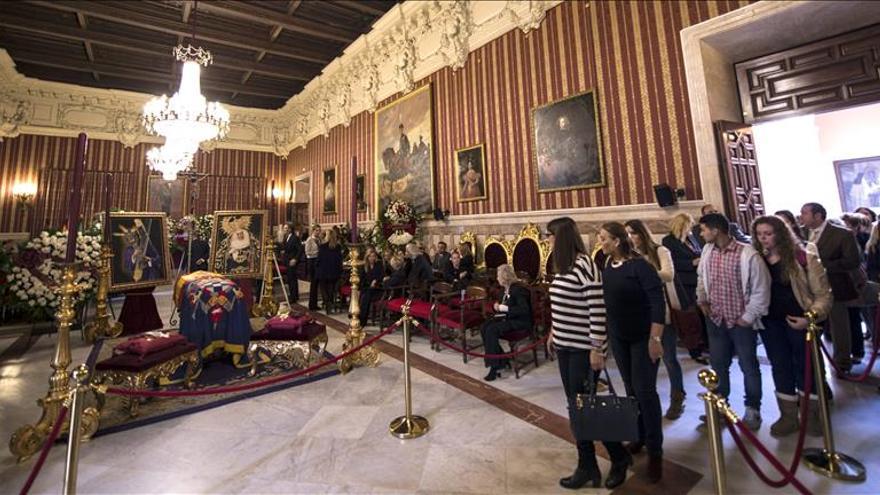 Capilla ardiente de la duquesa de Alba en el Salón Colón del Ayuntamiento de Sevilla. Foto: EFE.