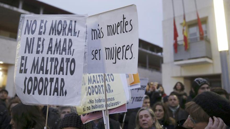 Cientos de personas se concentran contra el último asesinato machista de 2016 en Rivas (Madrid)