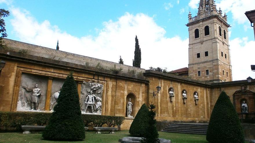 Conjunto escultórico del jardín de los Reyes Caudillos, ubicado en Oviedo