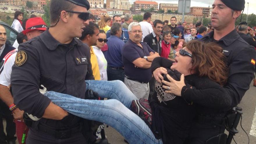 Detenciones de activistas en contra del Toro de la Vega por la policía. / Ruth Toledano. 